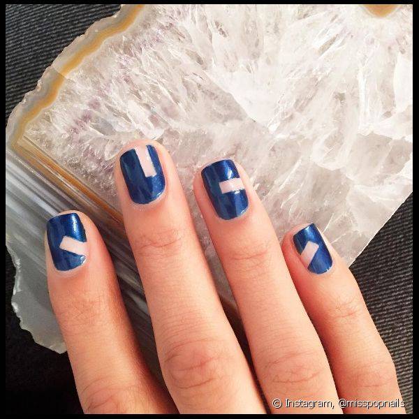 Azul metalizado com nail arts vazadas é a ecolha das mais antenadas para esta primavera Foto: @misspopnails